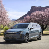 Chrysler renueva su único modelo vivo, la Pacifica: así cambia su icónica miniván