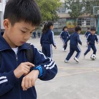 En China, los “padres helicóptero” no compran móviles a sus hijos: los tienen controlados con un smartwatch 
