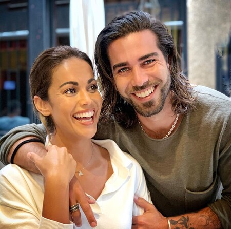 La Larita presumida: Lara Álvarez cuando no presume de novio, lo hace de cuerpazo, y si no de hermano macizo surfer