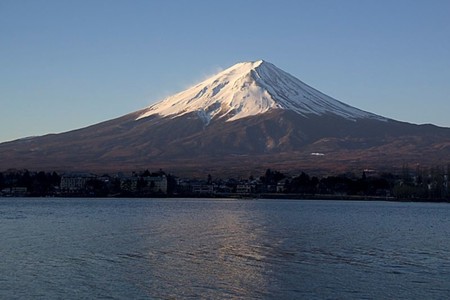 El monte Fuji luce más espectacular que nunca gracias a estos los drones luminosos 