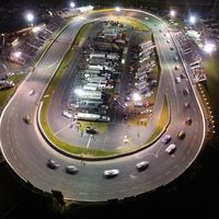 Un circuito que usó NASCAR realizó una "carrera de protesta", rompiendo protocolos de pandemia, asisten más de 2,000 personas