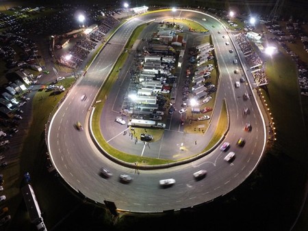 Un circuito que usó NASCAR realizó una "carrera de protesta", rompiendo protocolos de pandemia, asisten más de 2,000 personas