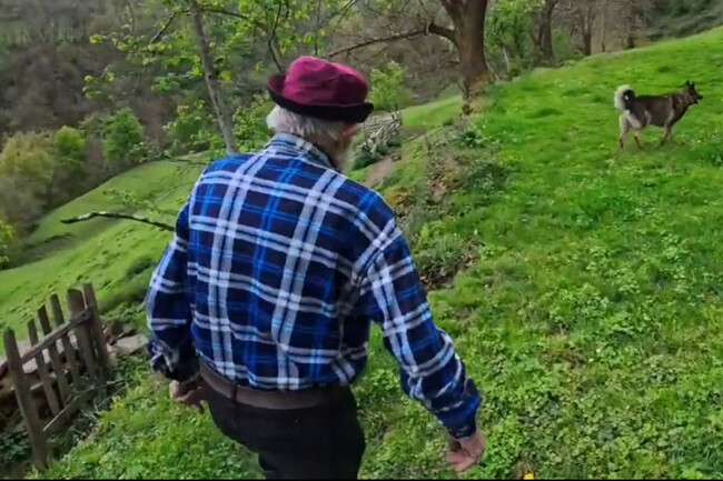 Federico (94 años), solo en una aldea asturiana desde hace 30 años: "Aconsejo a los jóvenes que se adapten a una vida normal en la montaña"