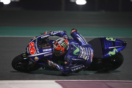 Maverick Viñales gana en Catar tras una gran pelea con Andrea Dovizioso