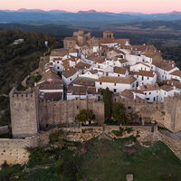 Este castillo alberga un pueblo entero dentro de sus murallas y es una de las joyas ocultas de España 
