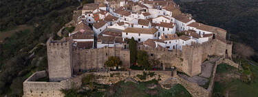 Este castillo alberga un pueblo entero dentro de sus murallas y es una de las joyas ocultas de España 