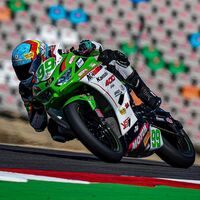 Adrián Huertas festeja su título mundial ganando la última carrera del año de Supersport 300 en Portimao