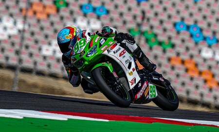 Adrián Huertas festeja su título mundial ganando la última carrera del año de Supersport 300 en Portimao