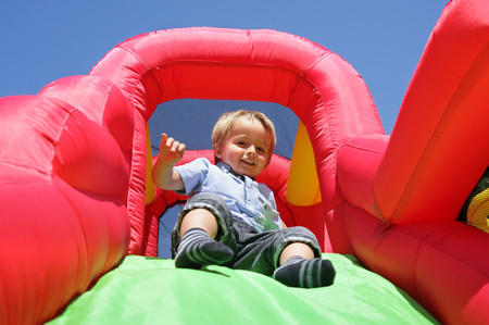 En qué debemos fijarnos antes de que los niños se suban a un castillo hinchable