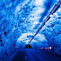 O maior túnel para carros do mundo fica na Noruega, tem 24,5 km e exige 20 minutos no escuro sob as montanhas: a engenharia usou cavernas com luzes coloridas a cada 6 km para evitar que motoristas dormissem ao volante 