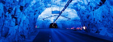 O maior túnel para carros do mundo fica na Noruega, tem 24,5 km e exige 20 minutos no escuro sob as montanhas: a engenharia usou cavernas com luzes coloridas a cada 6 km para evitar que motoristas dormissem ao volante 