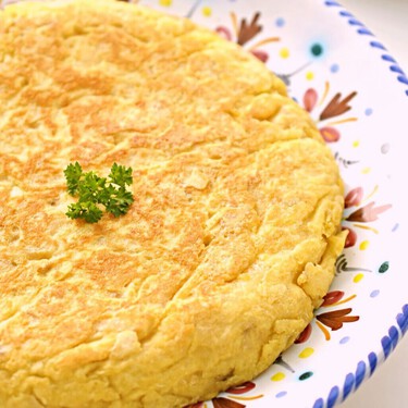 La tortilla de patatas sin cebolla pero cremosa de chef Michelin: la patata no se fríe, se impregna
