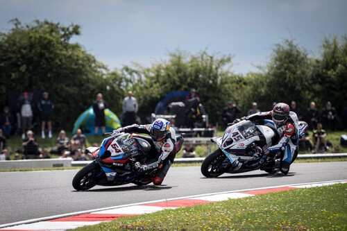 Toprak Razgatlioglu repite triplete, Jonathan Rea se estrena en el podio con Yamaha y Álvaro Bautista se cae antes de empezar 