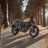 ¡Preciosa! Ducati presume de su clásico motor bicilíndrico con esta espectacular Scrambler amarilla, por 14.290 euros
