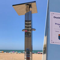 España estrena la ducha inteligente en la playa de Matalascañas. Necesita el móvil (y pagar) 