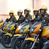 Un escuadrón de 500 mujeres policía en moto combatirá los crímenes contra las mujeres en India 