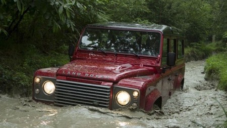 Land Rover Defender rojo