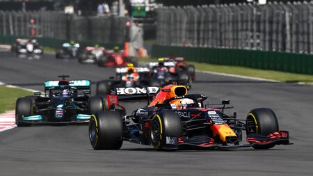 Max Verstappen arrasa en México gracias a una salida brillante pero Lewis Hamilton resiste a Sergio Pérez