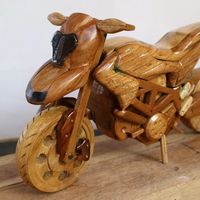 Esta Ducati Hypermotard es una pequeña moto hecha sólo con madera, pocas herramientas y mucha imaginación