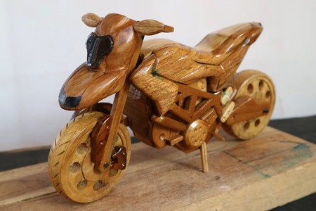 Esta Ducati Hypermotard es una pequeña moto hecha sólo con madera, pocas herramientas y mucha imaginación
