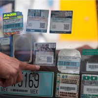 No vayas a rayar tu vidrio: así puedes quitar correctamente las calcomanías y hologramas de verificación de tu auto