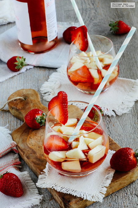 Coctel de vino rosado y fresas. Receta de bebida para la primavera