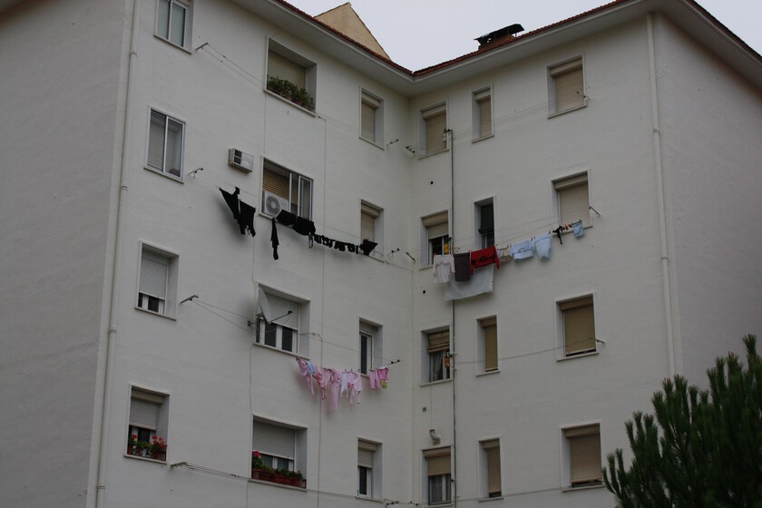 La ropa colgada de la ventana es una constante en los barrios españoles. En Murcia quieren multarlo con 1.500 euros