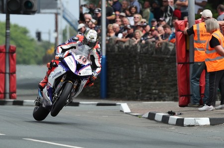 ¡Espectacular! Peter Hickman arrasa en el IOMTT con el récord absoluto en Senior TT: 16:42.778
