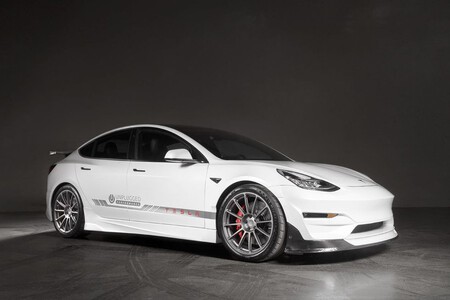 Koenigsegg fabricará accesorios en fibra de carbón diseñados especialmente para modelos de Tesla