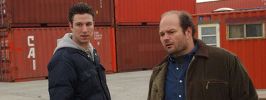 Sí, la temporada 2 de 'The Wire' también confundió al reparto tanto como a nosotros: así justificó David Simon este radical cambio