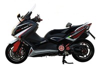 Elige: Scooter preparado (Yamaha T-Max500), o motocicleta de serie 