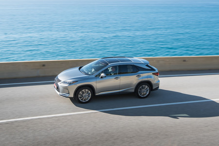 Probamos el Lexus RX 450h: el SUV híbrido es ahora un coche más refinado, preciso y silencioso