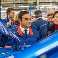 Carlos Ghosn consigue la libertad bajo una fianza de 7,8 millones de euros y convierte su salida en un circo