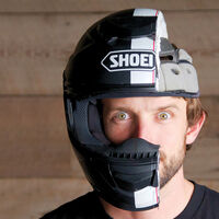 Cada vez hay más motos rodando en el mundo, pero la mayoría de los países pasa del casco, y está costando muy caro 