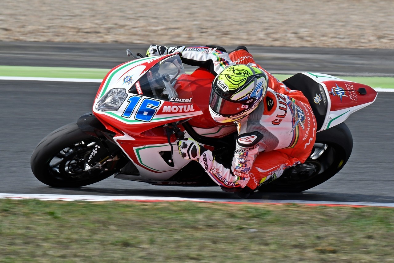 Jules Cluzel se reencuentra con la victoria en casa, con fiasco de Sofuoglu y media sorpresa de Tuuli