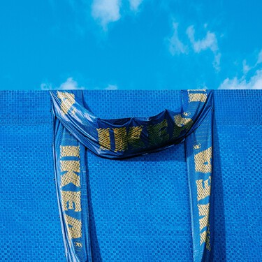 Nunca se me hubiera ocurrido reutilizar así las bolsas de la compra: he creado un práctico organizador para el baño o para ordenar el armario