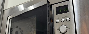 Si eres de usar el microondas a diario, esto es lo que gasta y lo que hace que consuma más o menos luz 