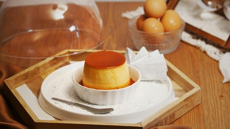 Flan de manzana sin horno y con 3 ingredientes, ideal para disfrutar de esta fruta saludable