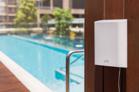Netgear presenta un nuevo adaptador Orbi para exteriores con el que llevar tu WiFi al jardín de casa