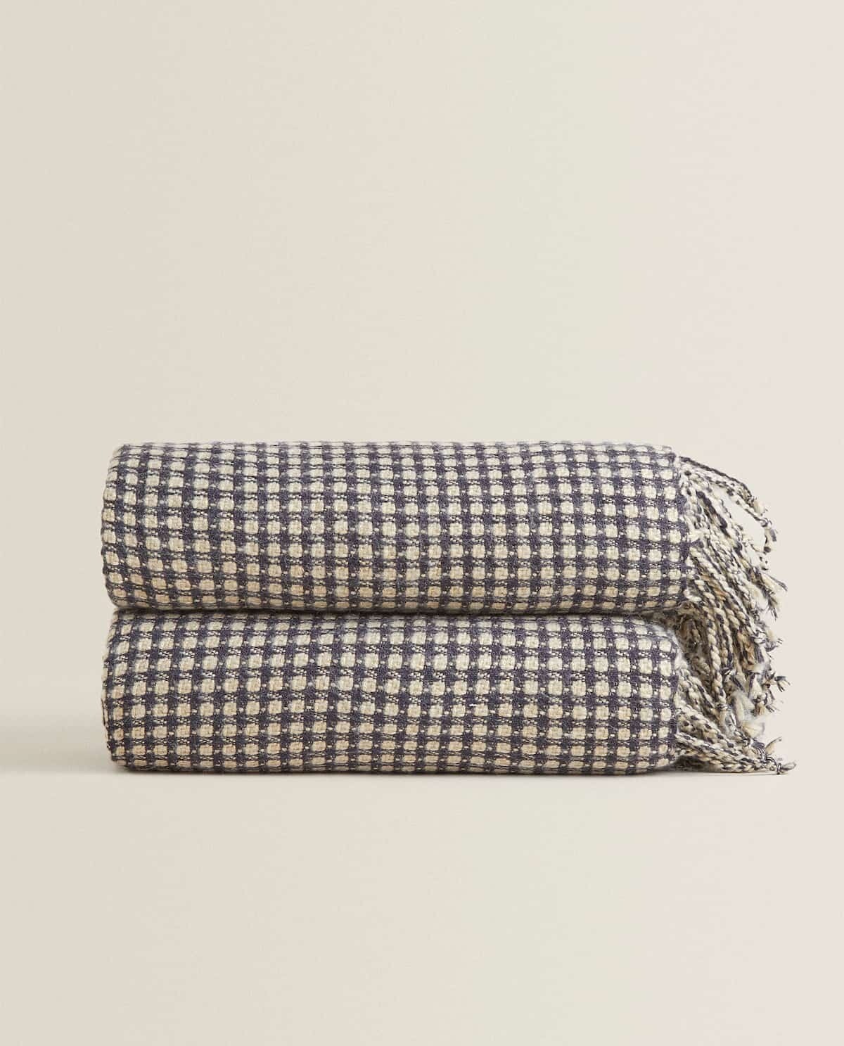 Rebajas en las mantas más cálidas y apetecibles de Zara Home y El Corte