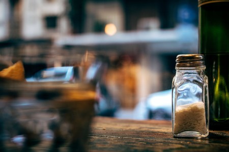 La sal de tu dieta no solo proviene del salero de mesa: dónde está, cómo identificarla y cómo moderar su consumo