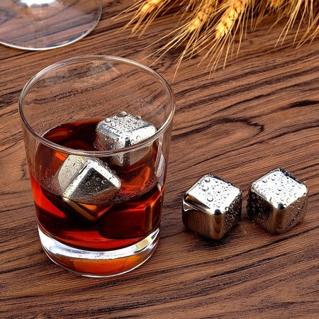 Cupón de 5 euros de descuento en el set de 12 cubitos de acero inoxidable para bebidas: se queda en 14,99 euros en Amazon