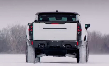 El Hummer eléctrico pasea sus 1.000 CV sobre nieve en este vídeo y nos deleita con su 'modo cangrejo'