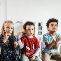 Los niños nacidos en pandemia tienen peores habilidades motoras y músculos subdesarrollados. Pero la culpa no es de la pandemia, sino de las pantallas 