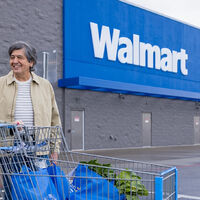 Walmart rediseñó algo que parecía imposible de mejorar: sus nuevos carritos tienen un lugar para el celular 