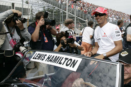 Hamilton y McLaren se crecen ante la adversidad