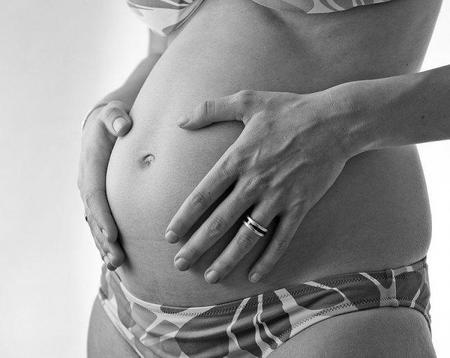 La reforma laboral en bajas maternales de Báñez, más discriminación para la mujer