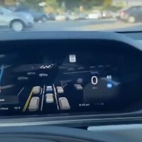 Elon Musk vuelve a hacer de comercial y graba en vídeo las bondades del nuevo Full Self-Driving basado en IA