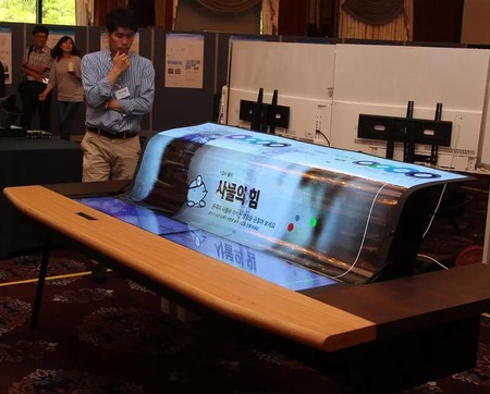 LG muestra su panel OLED enrollable, ¿será el sustituto de nuestras pantallas de proyección?