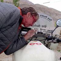 Este hombre era millonario. Lo vendió todo para comprarse una BMW y recorrer el mundo en un viaje épico de 180.000 kilómetros. Murió feliz 